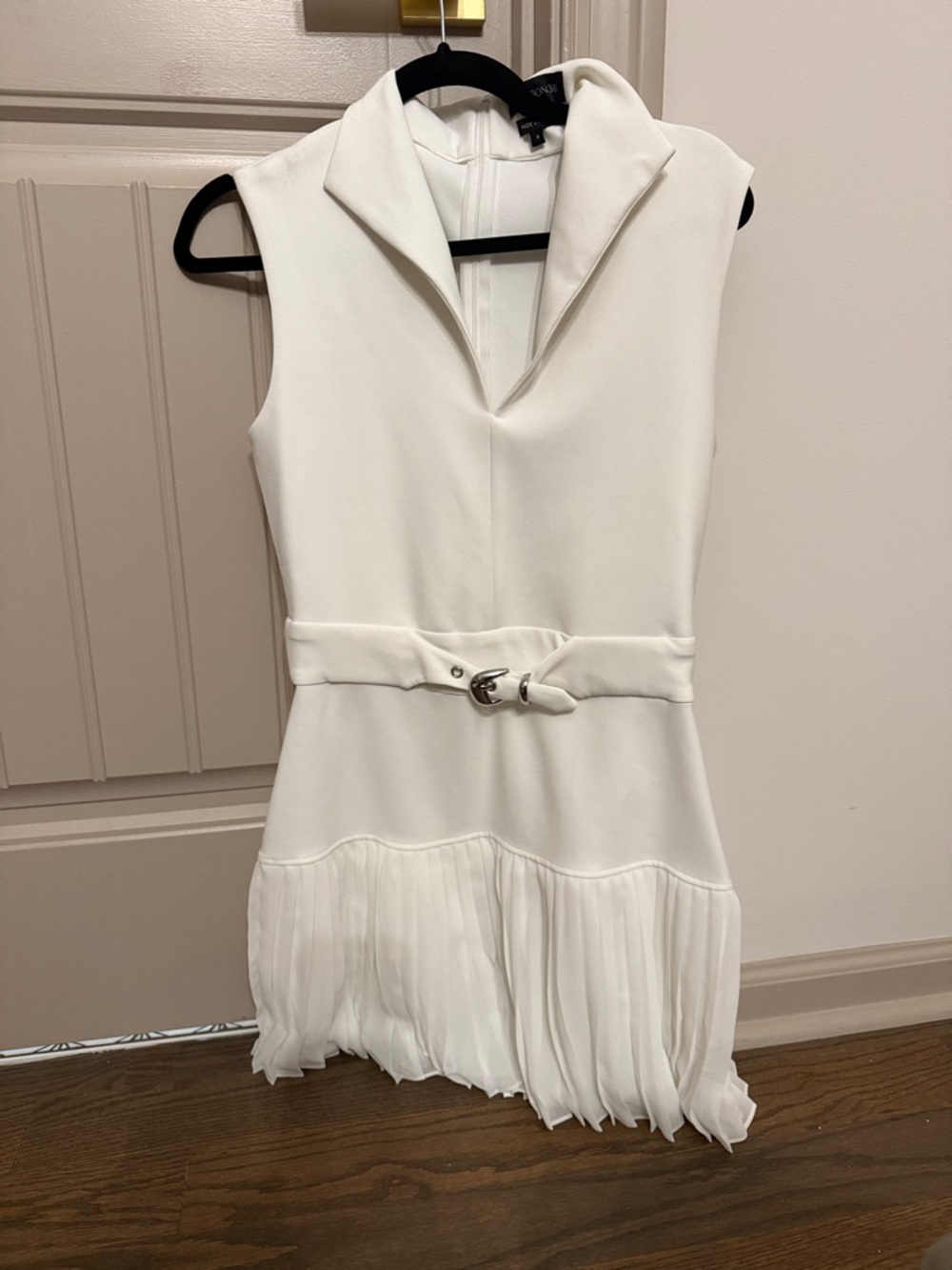 Sleeveless White Pleated-Hem Dress with Belt Carbon38